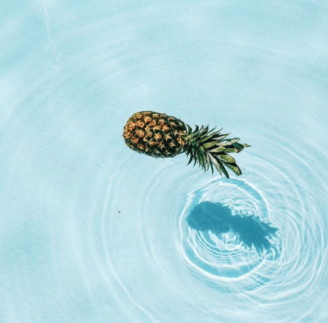 Pineapple_in_pool